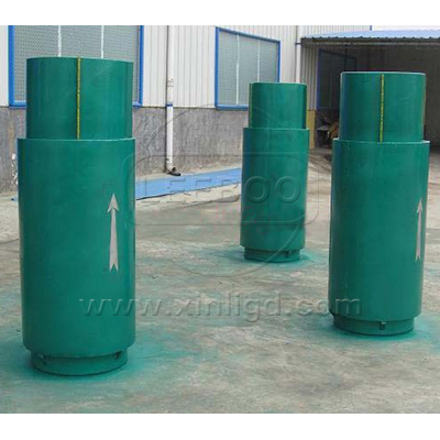         膨脹節(jié)是為補(bǔ)償因溫度差與機(jī)械振動(dòng)引起的附加應(yīng)力，而設(shè)置在容器殼體或管道上的一種撓性結(jié)構(gòu)。由于它作為一種能自由伸縮的彈性補(bǔ)償元件，具有工作可靠、性能良好、結(jié)構(gòu)緊湊等優(yōu)點(diǎn)，已廣泛應(yīng)用在化工、冶金、核能等部門。         鑫利公司生產(chǎn)膨脹節(jié)根據(jù)位移形式基本可以分為：軸向、角向、橫向三大類。軸向波紋管膨脹節(jié)它可以軸向補(bǔ)償直管段子上的膨脹節(jié)對沿膨脹節(jié)以及管段的軸向方向以拉伸和壓縮的方式來進(jìn)行補(bǔ)償并且可以給出額定的補(bǔ)償量，包括拉伸、壓縮位移的總和。這也是它運(yùn)用多也是基本型式，在運(yùn)行的時(shí)候它主要是利用了波紋部分的軸向變形來吸收管道的軸向位移的。第二種，角向波紋管膨脹節(jié) 它可以以角向的方式來補(bǔ)償管路，補(bǔ)償需要膨脹節(jié)做彎曲變形，它們往往都是兩個(gè)或者是三個(gè)角向式膨脹節(jié)組合在一起使用的，實(shí)現(xiàn)管道中所需的直線補(bǔ)償。后橫向波紋管膨脹節(jié)是通過成對的波紋管彎曲變形來實(shí)現(xiàn)直線補(bǔ)償?shù)摹?        以上內(nèi)容是鑫利技術(shù)人員為大家總結(jié)，希望能夠幫助到大家有效地解決問題！